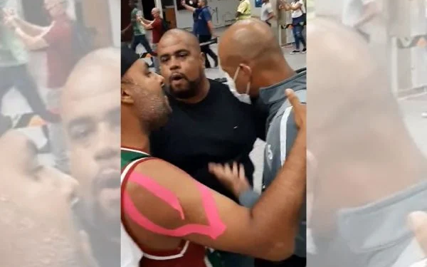 O meia Felipe Melo foi um dos abordados pelos torcedores, bastante exaltados. Foto: Reprodução/Twitter