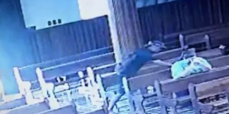 O crime foi filmado por câmera de segurança da igreja. Foto: Reprodução