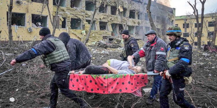 A imagem rodou o mundo. Mãe e bebê chegaram a ser atendidos, mas não resistiram. Foto: Reprodução/Internet