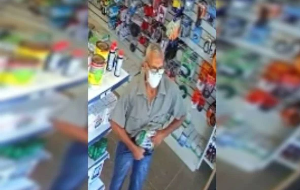 Idoso coloca o produto dentro da própria calça. Foto: Reprodução