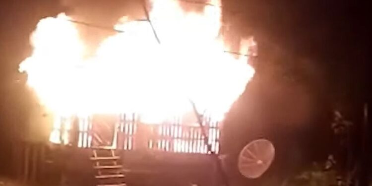 A mulher só se salvou porque conseguiu pular uma janela. Foto: Divulgação