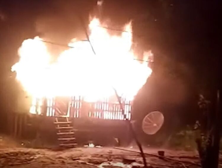 Sem conseguir voltar com a ex, homem agride e coloca fogo na casa com ela dentro