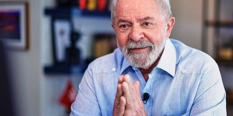 Ex-presidente fará uma parada no aeroporto Eduardo Gomes. Foto: Reprodução/Internet