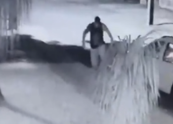 A agressão foi toda filmada por câmeras de segurança. Foto: Reprodução