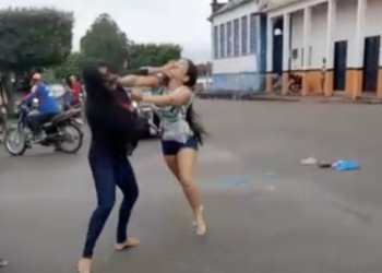 As mulheres brigaram no meio de uma rua do município de Borba. Foto: Reprodução