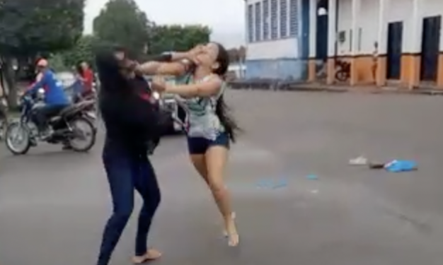 As mulheres brigaram no meio de uma rua do município de Borba. Foto: Reprodução