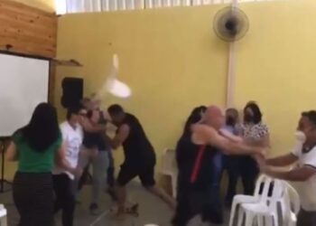 Nas imagens, é possível ver que os moradores trocam socos e chutes entre si. Foto: Reprodução/G1