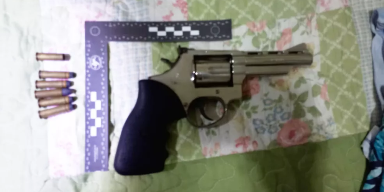 O revólver era do marido da suspeita. Foto: Divulgação