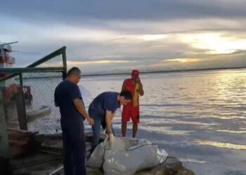 O homem não foi identificado e foi colocado dentro de um saco e jogado no rio. Foto: Divulgação
