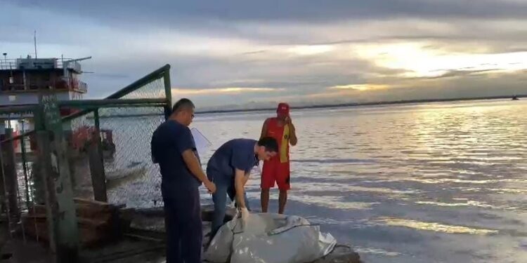 O homem não foi identificado e foi colocado dentro de um saco e jogado no rio. Foto: Divulgação