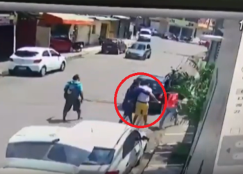 A vítima tinha aberto o porta-malas quando foi rendido pelos criminosos. Foto: Reprodução