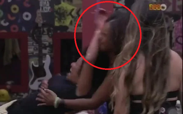 Jessilane tentava fazer Natalia se acalmar quando foi atingida com um tapa. Foto: Reprodução