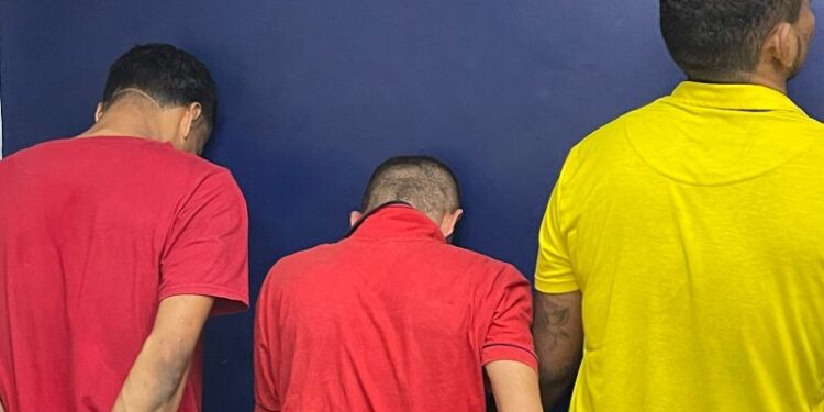 Trio foi preso em um posto de gasolina na Compensa, Zona Oeste. Foto: Divulgação