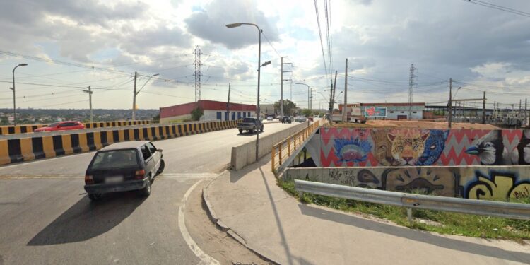 Interdição temporária na passagem de nível da avenida Margarita alterou o itinerário das linhas. Foto: Reprodução/Google Street