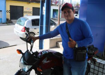 O mototaxista Thiago Duarte teve sua motocicleta roubada e, com o auxílio do Paredão, conseguiu recuperar o veículo. Foto: Tarcísio Heden/SSP-AM