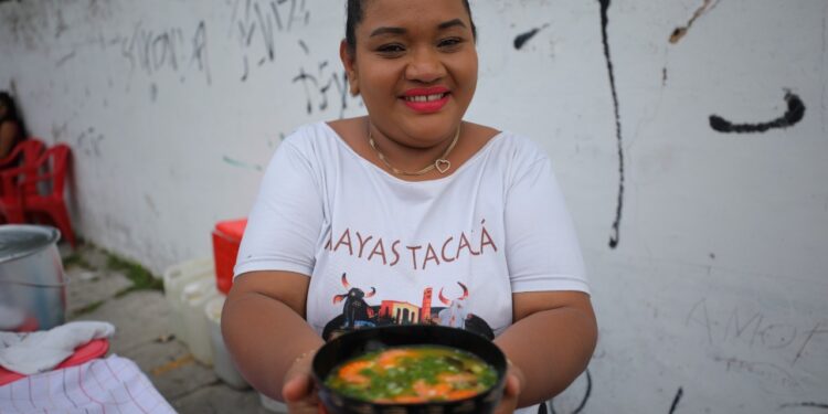 Tacacazeira Lilley Garcia comemora realização do festival. Foto: Lucas Silva/Secom