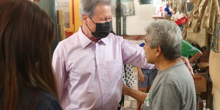 O ex-prefeito e pré-candidato ao Senado pela federação PSDB-Cidadania, Arthur Virgílio Neto esteve neste domingo (3.4) no Centro Histórico e no mercado municipal Adolpho Lisboa. Foto: Karla Vieira / Assessoria AVN