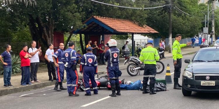 O acidente aconteceu na manhã desta segunda-feira (11), na avenida André Araújo. Foto: Divulgação