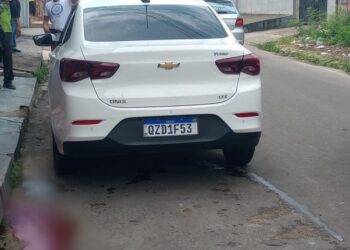 A vítima não foi identificada e ainda conseguiu sair do carro, mas caiu morto. Foto: Divulgação