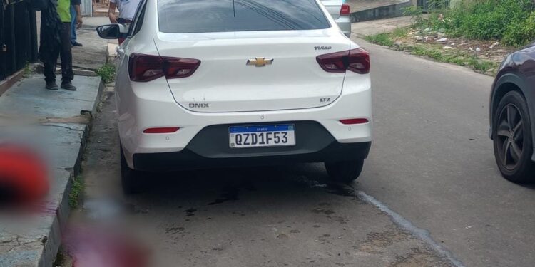 A vítima não foi identificada e ainda conseguiu sair do carro, mas caiu morto. Foto: Divulgação