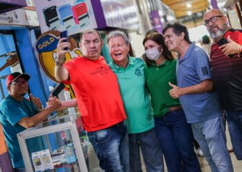 O pré-candidato ao Senado Arthur Neto foi visitar os velhos e novos amigos que trabalham no mini shopping. Foto: Karla Vieira / Assessoria AVN
