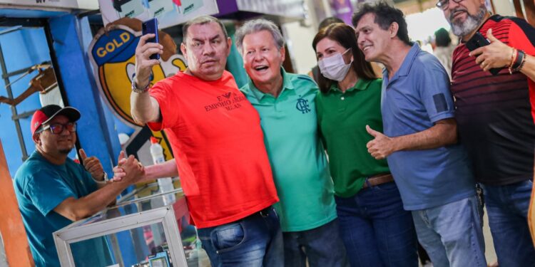 O pré-candidato ao Senado Arthur Neto foi visitar os velhos e novos amigos que trabalham no mini shopping. Foto: Karla Vieira / Assessoria AVN