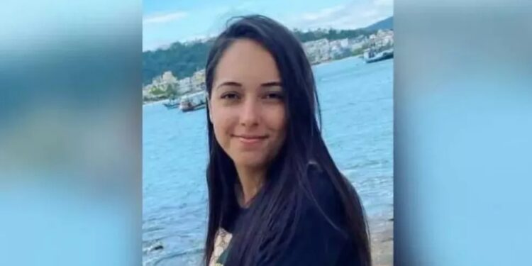 Thayna Antônio de Araújo, de 24 anos, estava sem a parte de cima da roupa e com sangramento no nariz (Foto: Divulgação)