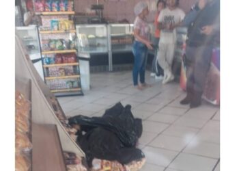 Segurança de padaria é morto durante assalto ao estabelecimento, em Manaus. (Foto: Reprodução)