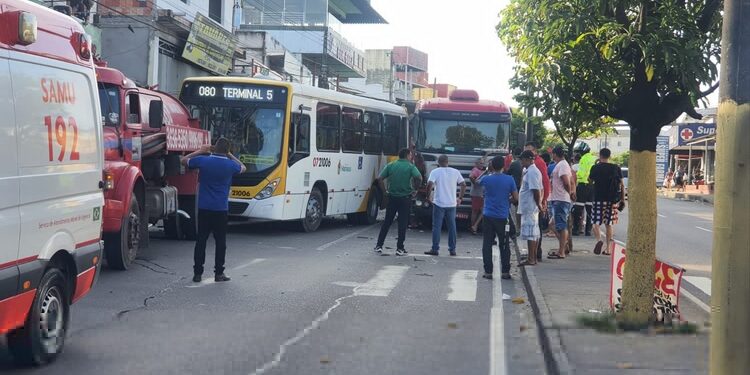 O acidente deixou a via totalmente bloqueada. Foto: Divulgação