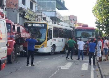 O acidente deixou a via totalmente bloqueada. Foto: Divulgação
