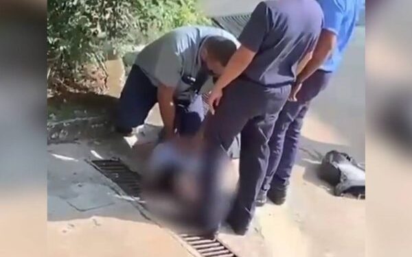 Estudantes fizeram vídeo e ficaram revoltados com a agressão. Foto: Reprodução