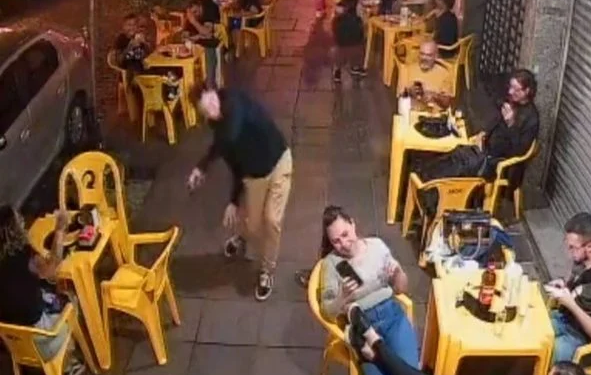 Parecia uma dança, mas era o rapaz se debatendo e com medo da barata. Foto: Reprodução/Twitter