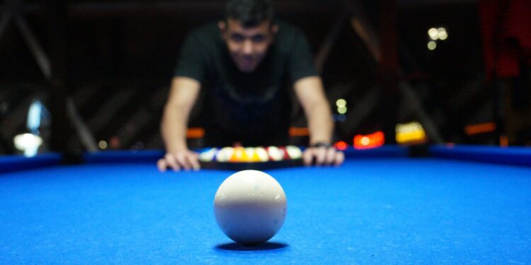 Confusão em bar fez homem não identificado desmaiar com bolada. Foto: Reprodução/Internet