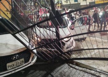 Durante a fuga, ladrão bateu o carro após ser baleado em troca de tiros. Foto: Divulgação