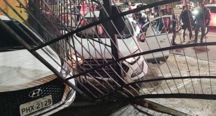 Durante a fuga, ladrão bateu o carro após ser baleado em troca de tiros. Foto: Divulgação