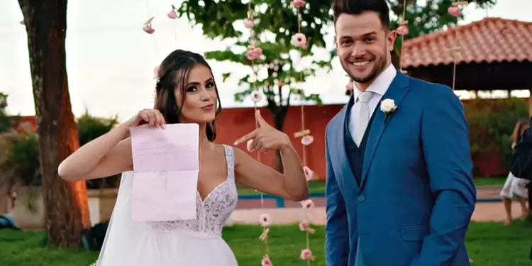 Jaqueline Miranda mostra feliz o contrato assinado pelo noivo. Foto: Reprodução/Internet