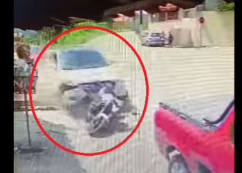 A moto foi arrastada pela rua. Foto: Reprodução