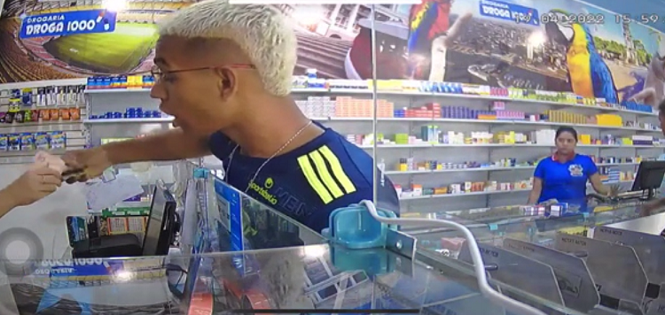 A ação foi filmada por câmeras de segurança da drogaria. Foto: Reprodução