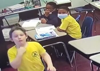 A criança apontou para a garganta e a professora já soube o que era. Foto: Reprodução