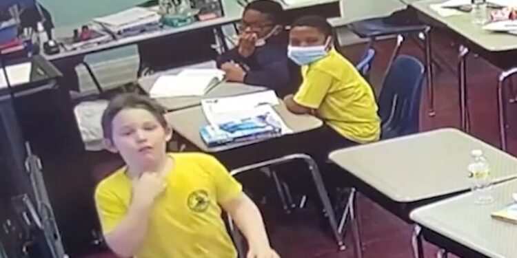 A criança apontou para a garganta e a professora já soube o que era. Foto: Reprodução