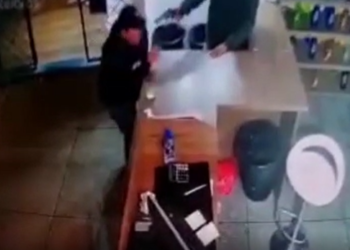 Um vídeo mostra os dois brigando e um deles puxando a arma e atirando. Foto: Reprodução