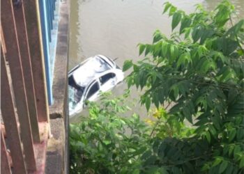 O carro foi jogado com tudo dentro do igarapé do Mindu. Foto: Divulgação