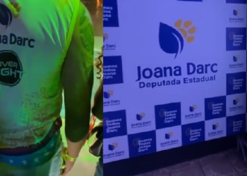 O nome da candidata aparece no abadá e em painel para fotos. Foto: Reprodução