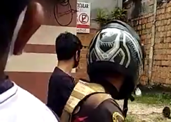 A cena chamou a atenção de quem passava pela rua. Foto: Reprodução