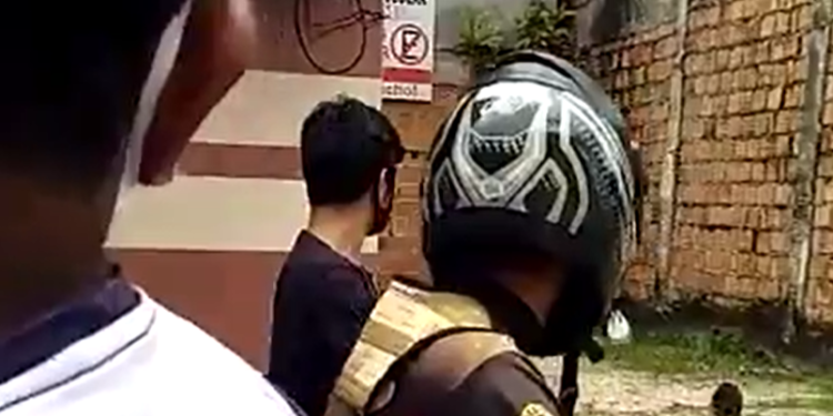 A cena chamou a atenção de quem passava pela rua. Foto: Reprodução