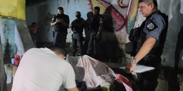O homem caiu morto em escada. Foto: Divulgação
