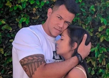 A foto do personal trainer abraçando a esposa possui uma legenda forte. Foto: Reprodução/Internet