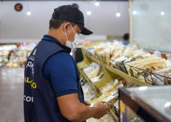 Pães, carnes e produtos de limpeza foram recolhidos. Foto: João Pedro Sales/Procon-AM