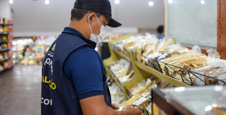 Pães, carnes e produtos de limpeza foram recolhidos. Foto: João Pedro Sales/Procon-AM