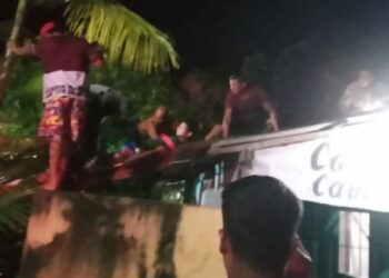 O rapaz foi parar no telhado de uma casa e precisou de ajuda. Foto: Divulgação